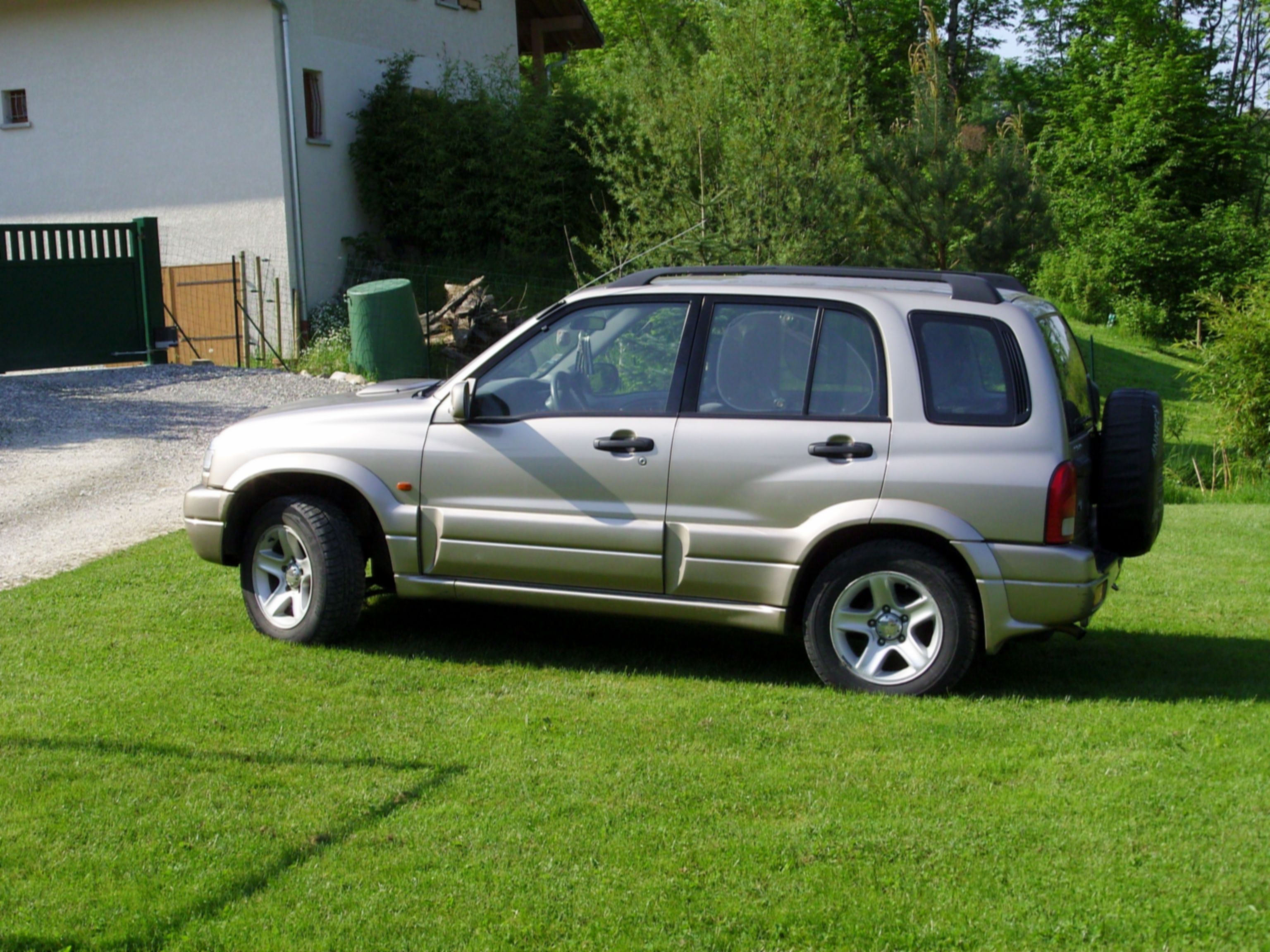 Annonce Auto annecy les ollieres vends suzuki grand vitara.