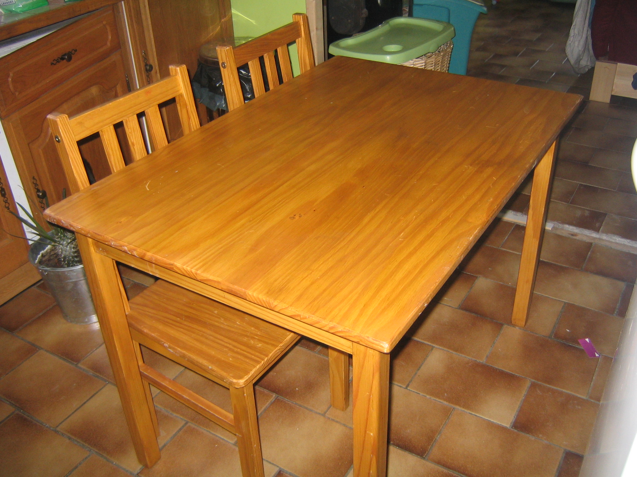 Annonce Meubles annecy thorens gliere vds 1 table et 4 chaise.