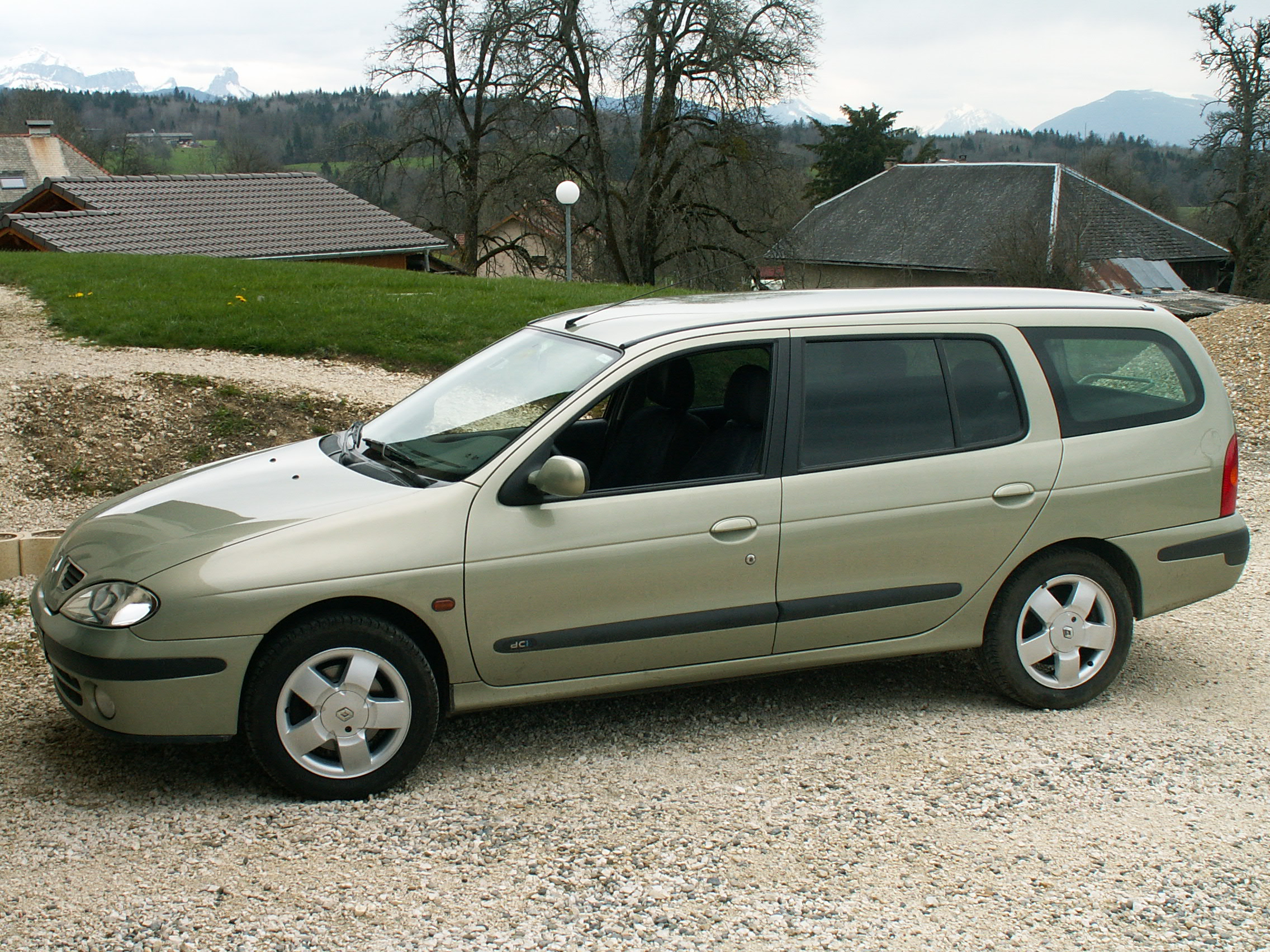 EXPRESSION, 105 CV 07/2003 Vert Tilleul TBE 105 000 Km, Ttes options + Attelage + Barres de toit + 4 roues neige BE
