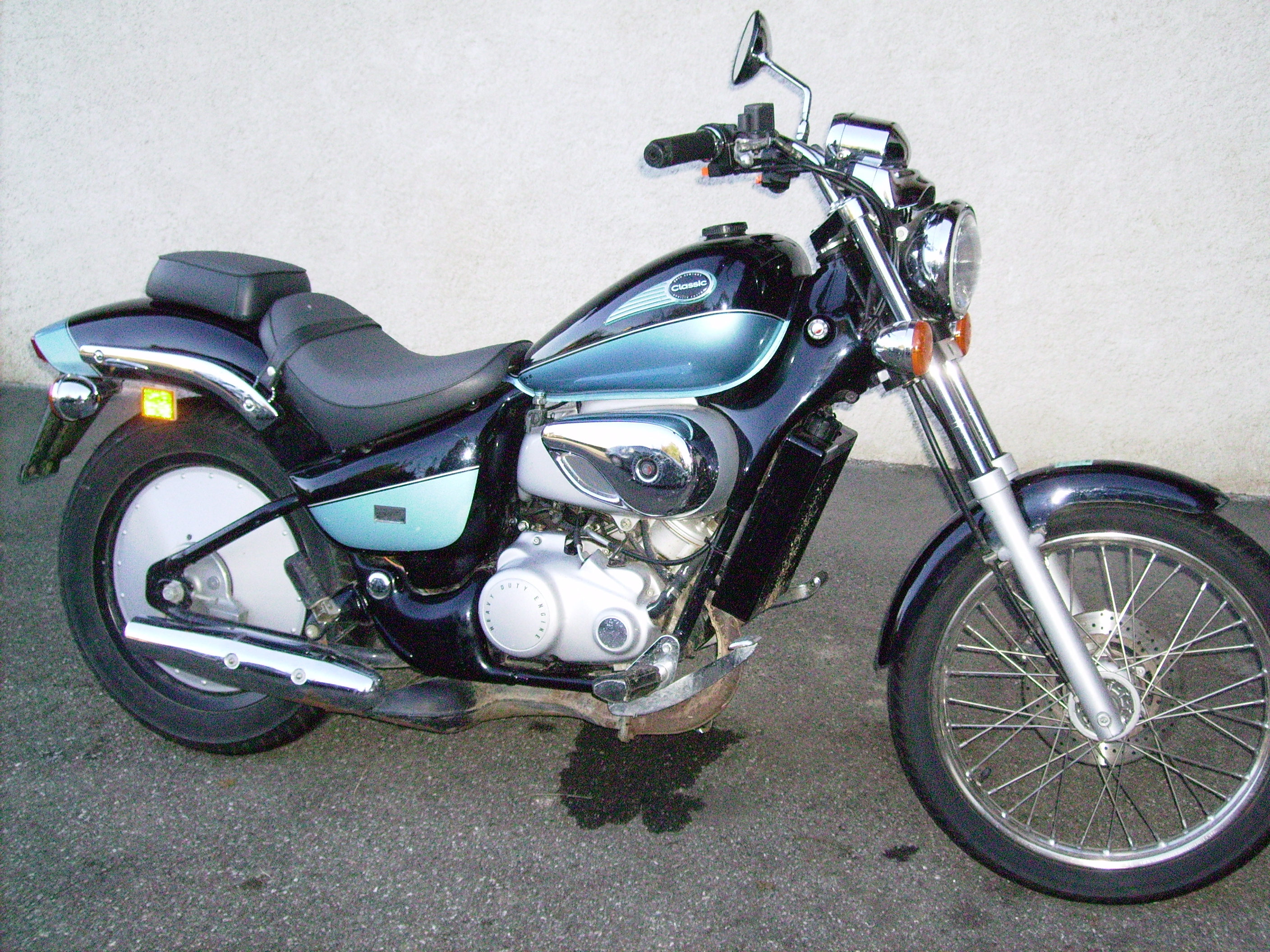 Moto 50cc Aprilia Classic. Super �tat. Pneus neufs. Saccoche cuir amovible. 