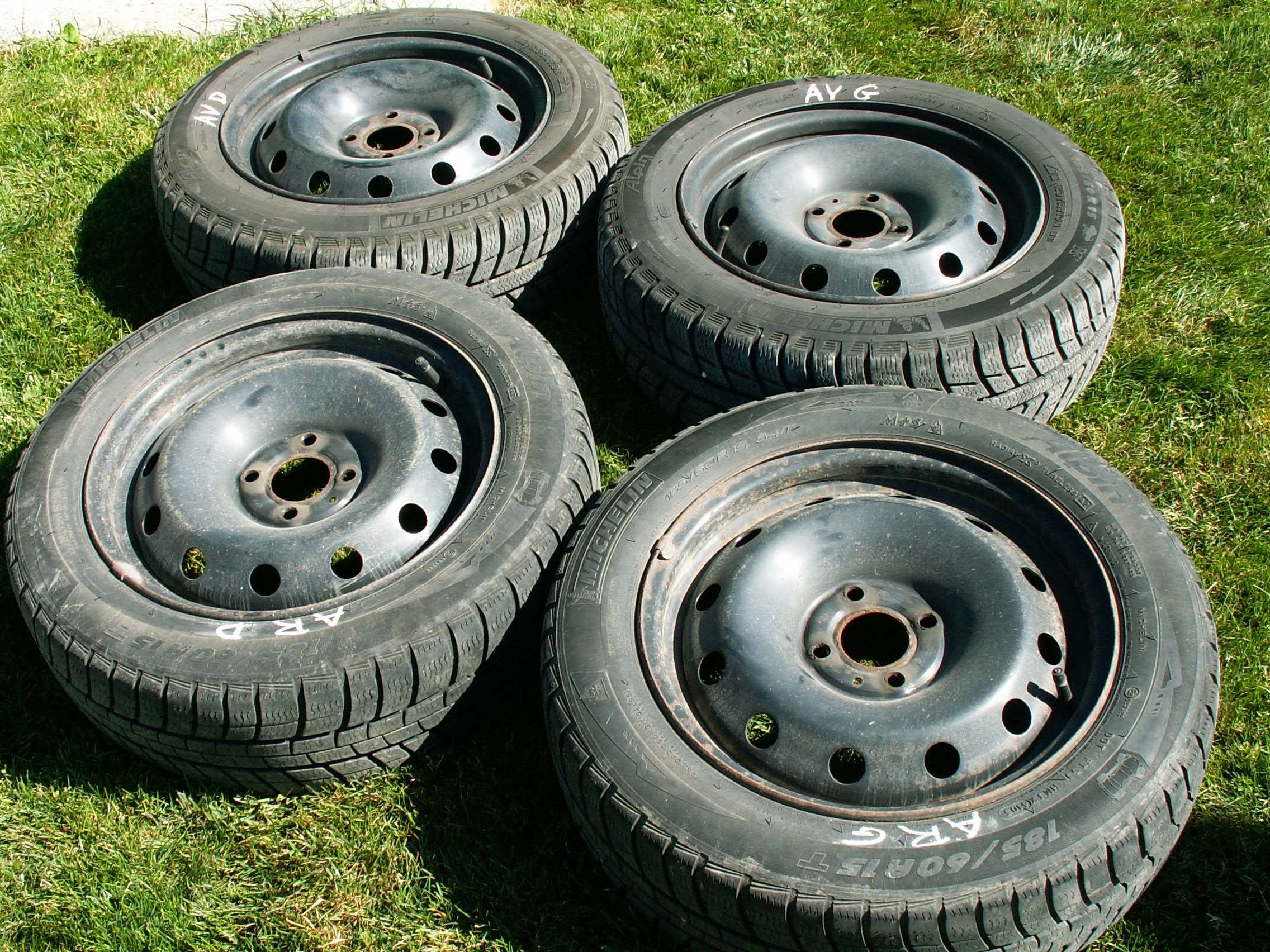 Annonce Accessoires Auto Moto annecy vends 4 pneus neige michelin.